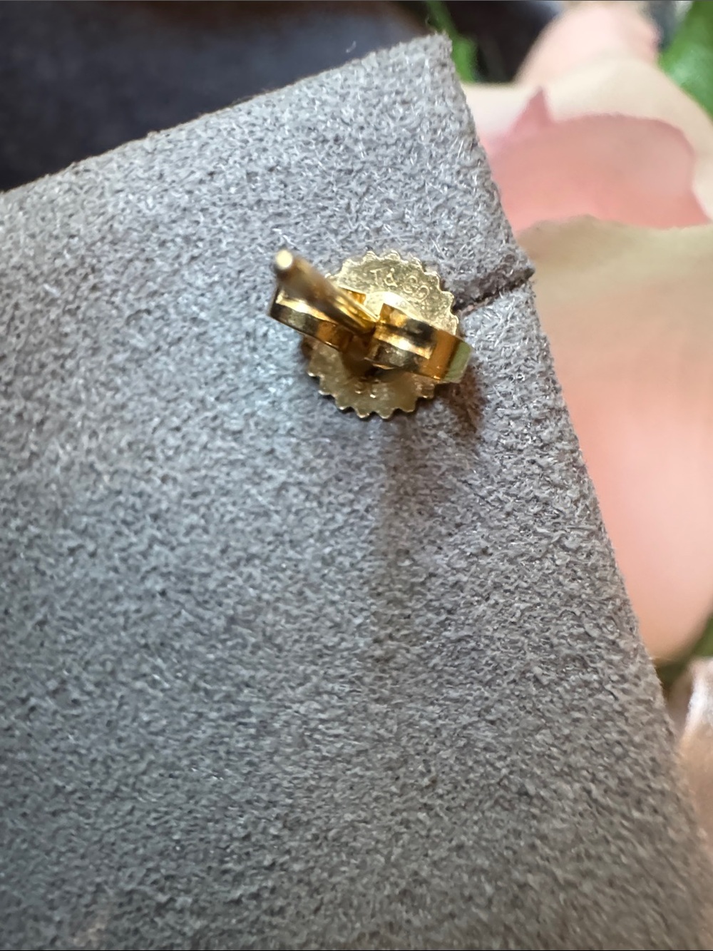 Tiffany 18K SINGLE Stitch Earring. - Picture 4 of 7